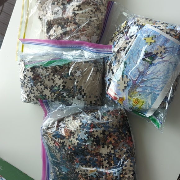 Four Christmas Jigsaw puzzles, 1000 piece each - Picture 3 of 3